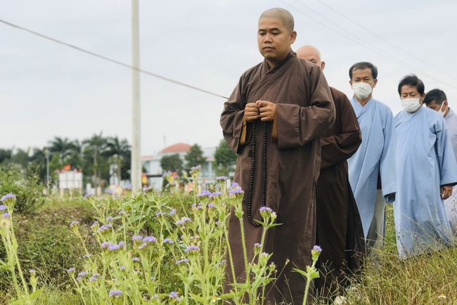 Welcoming the pilgrimage delegation of Hoang Phap Pagoda at Dong Cao Pagoda