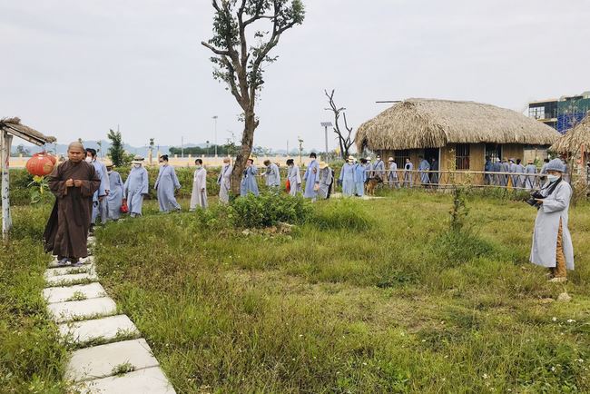 Welcoming the pilgrimage delegation of Hoang Phap Pagoda at Dong Cao Pagoda