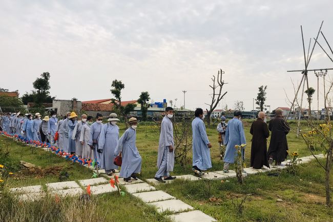 Welcoming the pilgrimage delegation of Hoang Phap Pagoda at Dong Cao Pagoda