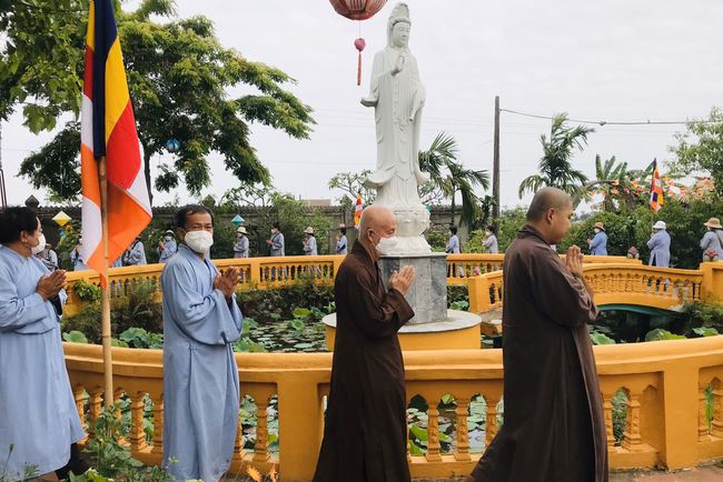 Welcoming the pilgrimage delegation of Hoang Phap Pagoda at Dong Cao Pagoda