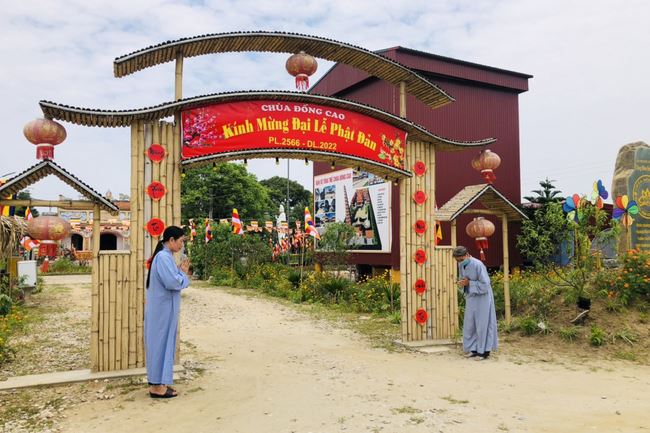 Welcoming the pilgrimage delegation of Hoang Phap Pagoda at Dong Cao Pagoda