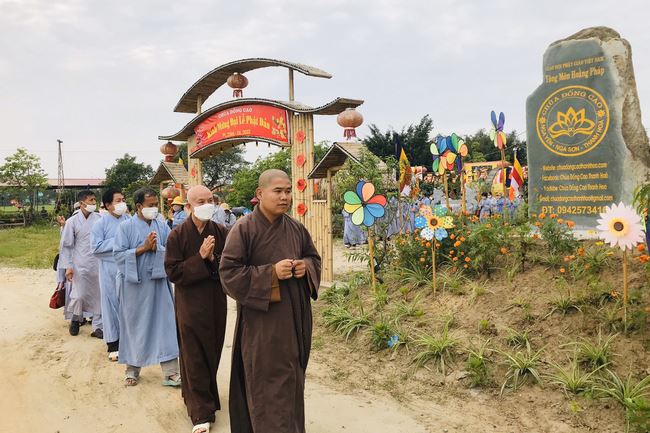 Welcoming the pilgrimage delegation of Hoang Phap Pagoda at Dong Cao Pagoda