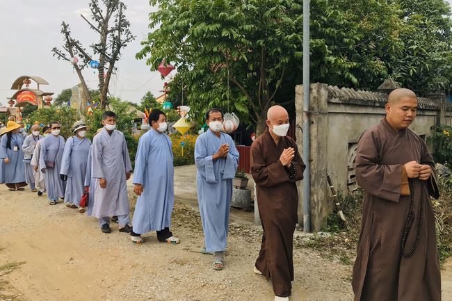 Welcoming the pilgrimage delegation of Hoang Phap Pagoda at Dong Cao Pagoda