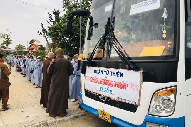 Welcoming the pilgrimage delegation of Hoang Phap Pagoda at Dong Cao Pagoda