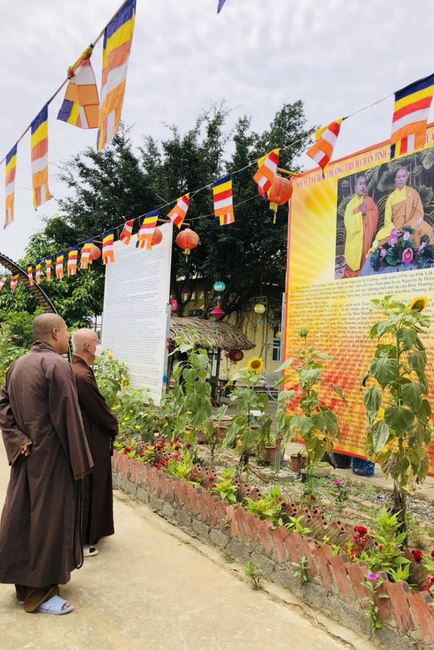 Welcoming the pilgrimage delegation of Hoang Phap Pagoda at Dong Cao Pagoda