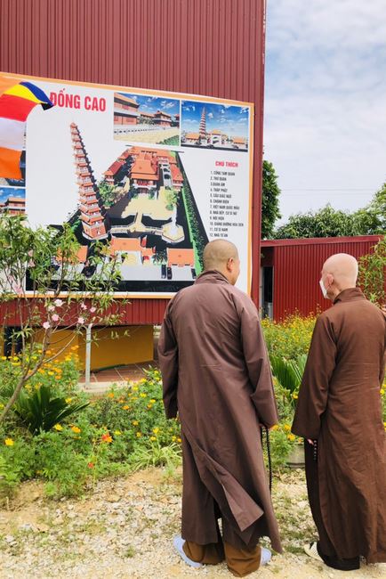 Welcoming the pilgrimage delegation of Hoang Phap Pagoda at Dong Cao Pagoda