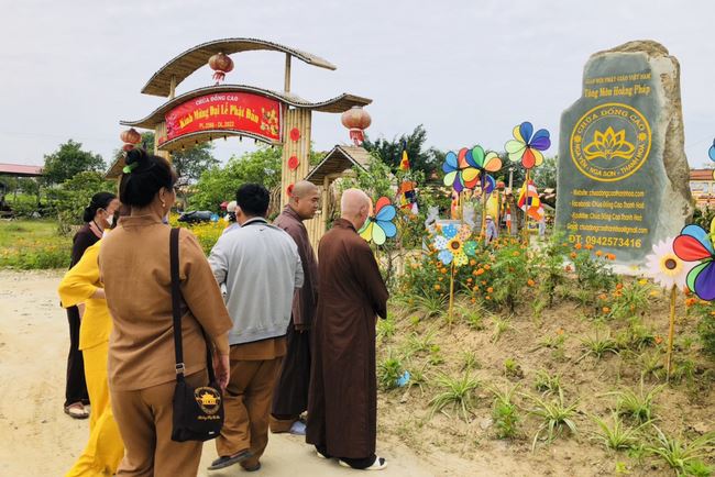 Welcoming the pilgrimage delegation of Hoang Phap Pagoda at Dong Cao Pagoda
