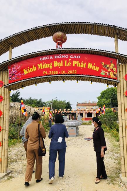 Welcoming the pilgrimage delegation of Hoang Phap Pagoda at Dong Cao Pagoda
