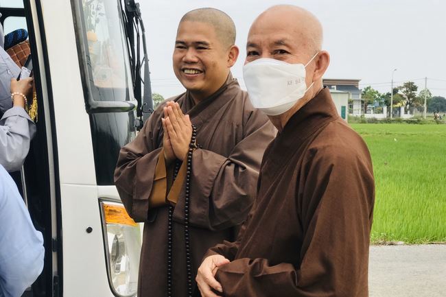 Welcoming the pilgrimage delegation of Hoang Phap Pagoda at Dong Cao Pagoda
