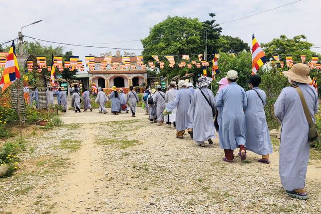 Welcoming the pilgrimage delegation of Hoang Phap Pagoda at Dong Cao Pagoda