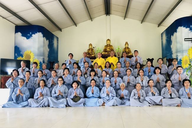 Welcoming the pilgrimage delegation of Hoang Phap Pagoda at Dong Cao Pagoda
