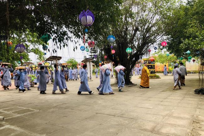 Welcoming the pilgrimage delegation of Hoang Phap Pagoda at Dong Cao Pagoda