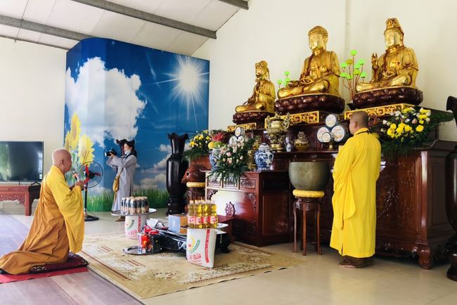 Welcoming the pilgrimage delegation of Hoang Phap Pagoda at Dong Cao Pagoda