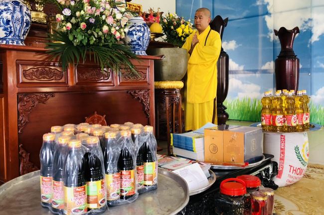 Welcoming the pilgrimage delegation of Hoang Phap Pagoda at Dong Cao Pagoda