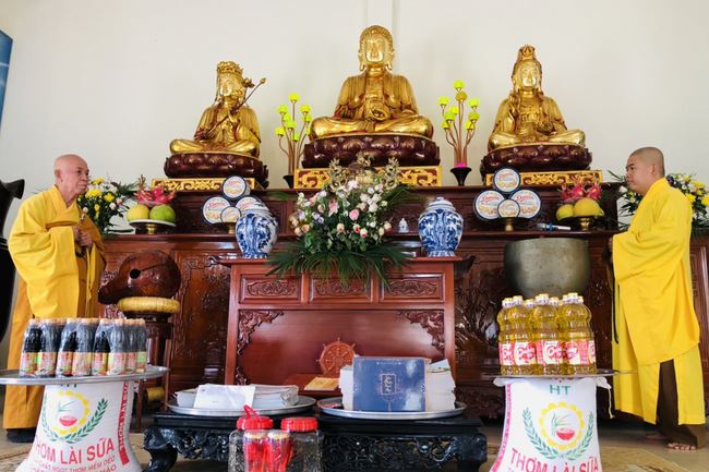 Welcoming the pilgrimage delegation of Hoang Phap Pagoda at Dong Cao Pagoda