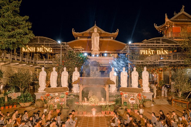 2nd day of the Retreat Back to a Peaceful Place - Candle Lighting Night - at Hoa Phuc Pagoda