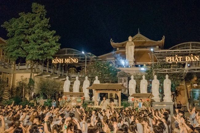 2nd day of the Retreat Back to a Peaceful Place - Candle Lighting Night - at Hoa Phuc Pagoda