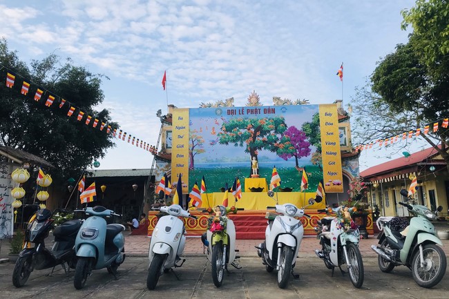 Charity trip on the occasion of Buddha's Birthday of Dong Cao pagoda