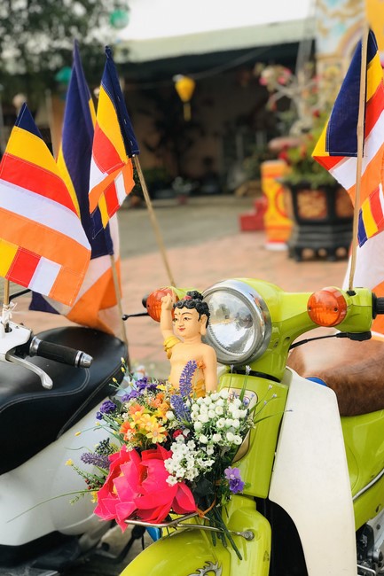 Charity trip on the occasion of Buddha's Birthday of Dong Cao pagoda