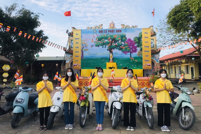 Charity trip on the occasion of Buddha's Birthday of Dong Cao pagoda