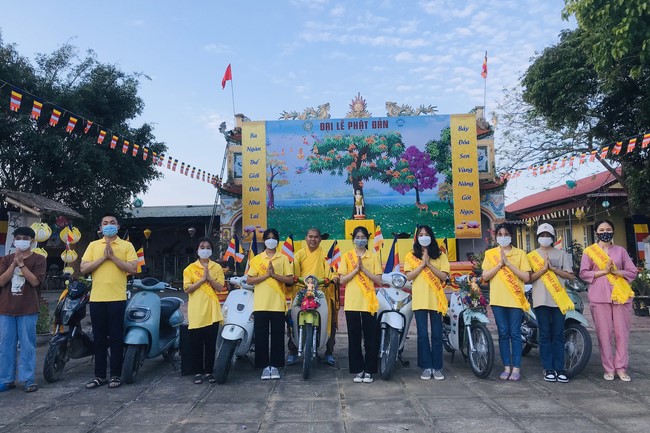 Charity trip on the occasion of Buddha's Birthday of Dong Cao pagoda
