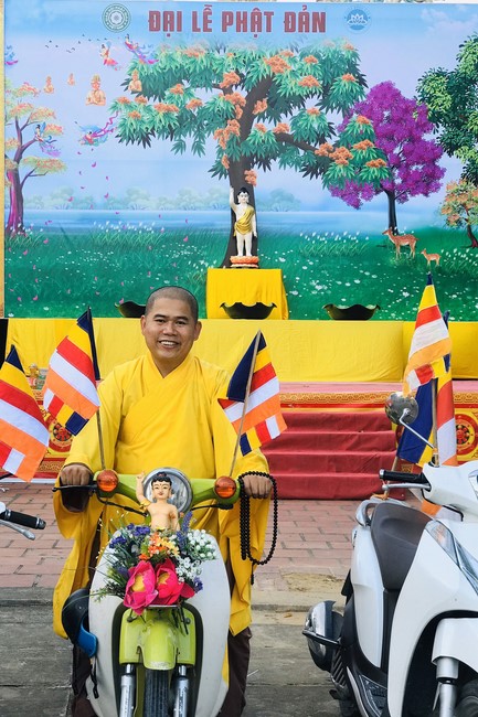 Charity trip on the occasion of Buddha's Birthday of Dong Cao pagoda