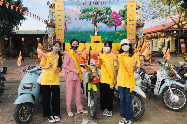 Charity trip on the occasion of Buddha's Birthday of Dong Cao pagoda