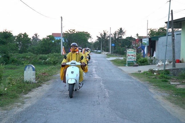 Charity trip on the occasion of Buddha's Birthday of Dong Cao pagoda