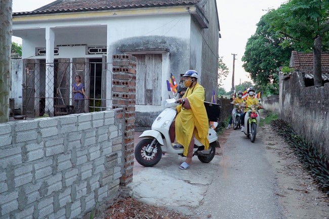 Charity trip on the occasion of Buddha's Birthday of Dong Cao pagoda