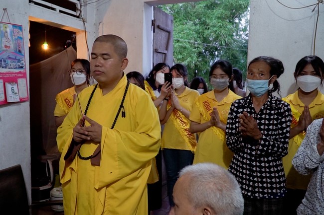 Charity trip on the occasion of Buddha's Birthday of Dong Cao pagoda