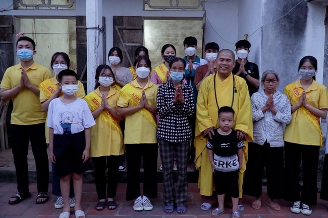 Charity trip on the occasion of Buddha's Birthday of Dong Cao pagoda