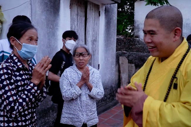 Charity trip on the occasion of Buddha's Birthday of Dong Cao pagoda