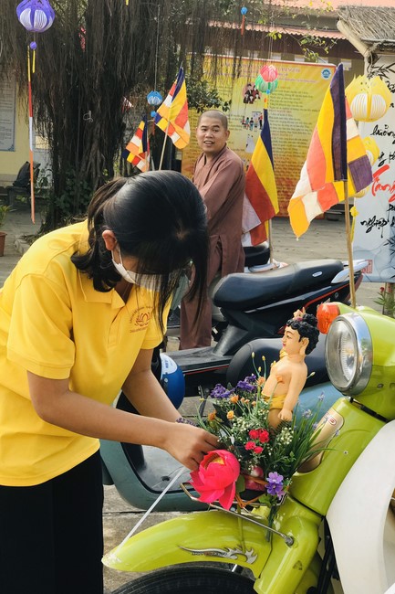 Charity trip on the occasion of Buddha's Birthday of Dong Cao pagoda