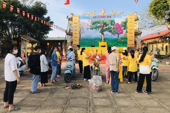 Charity trip on the occasion of Buddha's Birthday of Dong Cao pagoda