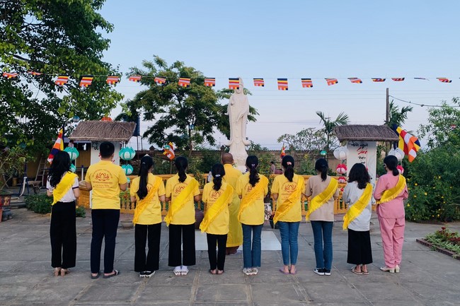 Charity trip on the occasion of Buddha's Birthday of Dong Cao pagoda