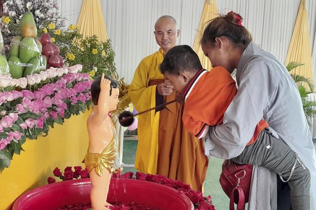 The Buddha's Great Birthday Ceremony at  Cambodia Hoang Phap Pagoda