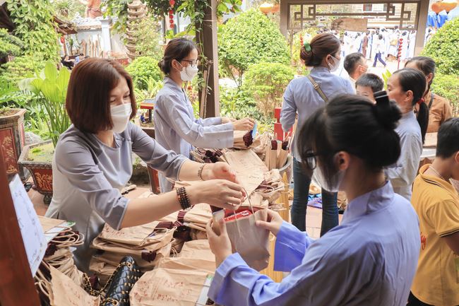 Buddha bathing ceremony - Opening of the Buddha's Birthday week at Hoa Phuc Pagoda