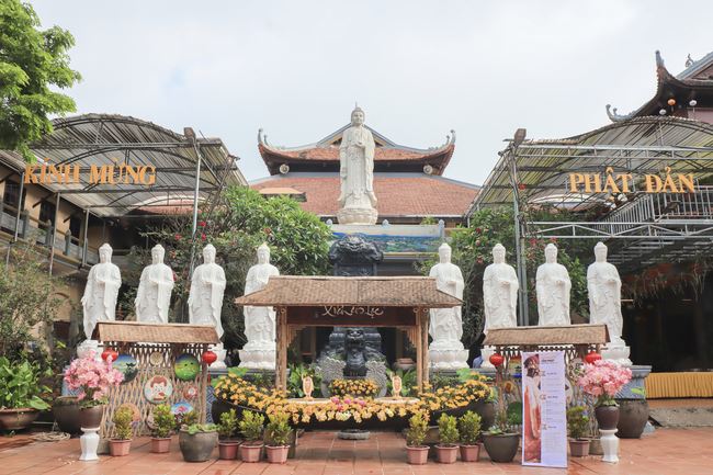 Buddha bathing ceremony - Opening of the Buddha's Birthday week at Hoa Phuc Pagoda