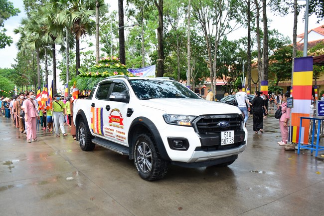 Parade of carriages decorated with flowers of Wisdom Nurturing class to welcome the Buddha's Birthday.