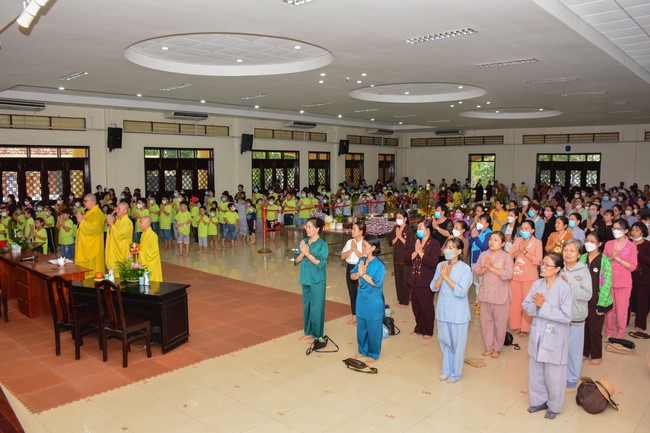 Parade of carriages decorated with flowers of Wisdom Nurturing class to welcome the Buddha's Birthday.