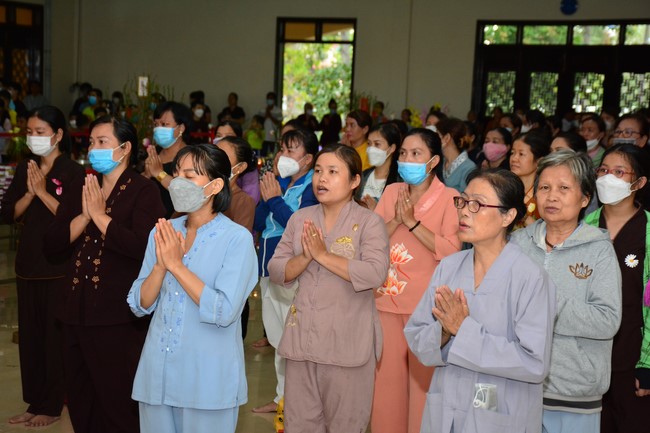 Parade of carriages decorated with flowers of Wisdom Nurturing class to welcome the Buddha's Birthday.