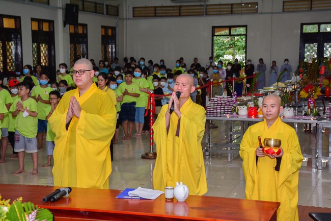 Parade of carriages decorated with flowers of Wisdom Nurturing class to welcome the Buddha's Birthday.