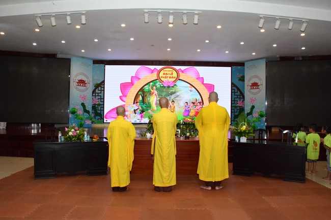 Parade of carriages decorated with flowers of Wisdom Nurturing class to welcome the Buddha's Birthday.