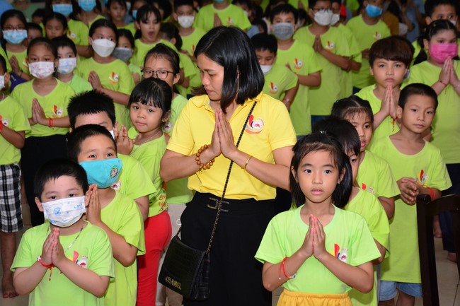 Parade of carriages decorated with flowers of Wisdom Nurturing class to welcome the Buddha's Birthday.