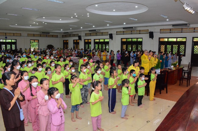 Parade of carriages decorated with flowers of Wisdom Nurturing class to welcome the Buddha's Birthday.