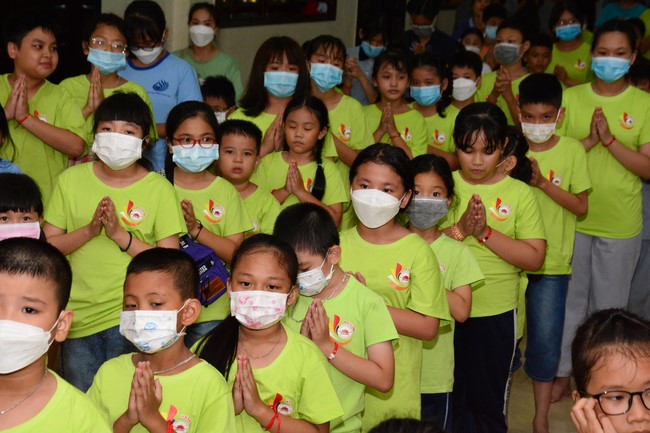 Parade of carriages decorated with flowers of Wisdom Nurturing class to welcome the Buddha's Birthday.