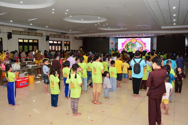 Parade of carriages decorated with flowers of Wisdom Nurturing class to welcome the Buddha's Birthday.
