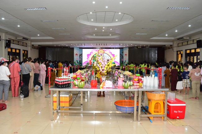 Parade of carriages decorated with flowers of Wisdom Nurturing class to welcome the Buddha's Birthday.