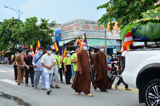 Parade of carriages decorated with flowers of Wisdom Nurturing class to welcome the Buddha's Birthday.
