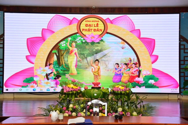 Parade of carriages decorated with flowers of Wisdom Nurturing class to welcome the Buddha's Birthday.